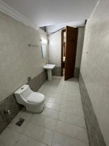 bagno con servizi igienici e lavandino di Decent Lodge Guest House F-11 a Islamabad