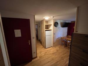 Kuchyň nebo kuchyňský kout v ubytování Chamrousse Appart 8 personnes au pied des pistes
