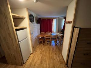 Kuchyň nebo kuchyňský kout v ubytování Chamrousse Appart 8 personnes au pied des pistes
