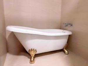 e bagno con vasca e lavandino. di Happy Fat B&B 寵物友善 a Città di Taitung Altre 37 foto