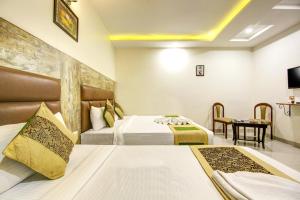Ліжко або ліжка в номері Gracious by Vishesh Hotels & Home Stay