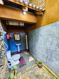 达瓦拉维Hasthi Safari Cottage的大楼一侧带卫生间的浴室 更多239张照片