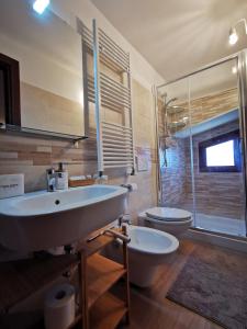 łazienka z umywalką i toaletą w obiekcie Via Subiaco guest house w mieście Marco Simone