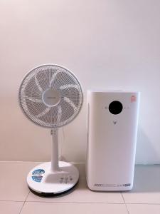 un pequeño ventilador blanco junto a un aparato blanco en Happy Fat B&B 寵物友善 en Taitung