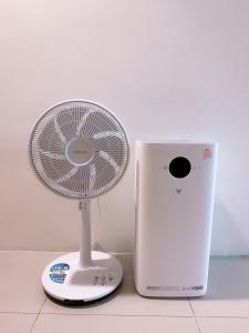 un pequeño ventilador blanco junto a un aparato blanco en Happy Fat B&B 寵物友善, en Taitung