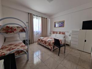 ポルトパーロにあるLa Trinacria di Capo Passeroのベッドルーム1室(ベッド2台、椅子付)