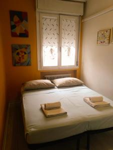 una camera da letto con un letto e due asciugamani di Appartamento Intero Bilocale Totalmente Arredato A Padova a Padova