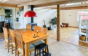 Stunning Home In Kalmar With Kitchen في كالمار: مطبخ وغرفة طعام مع طاولة وكراسي خشبية