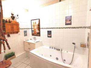 uma casa de banho com uma banheira e um lavatório em 2 suites, Balnéo, 2 SDB, 3WC, Stationnement gratuit, à 5 minutes du Puy em Espaly-Saint-Marcel