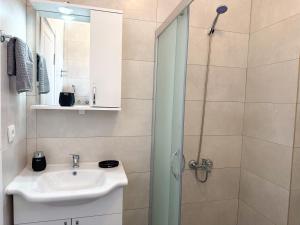 een badkamer met een wastafel en een douche bij Villa Seray Datça in Datca