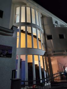 O edifício em que o apartamento se localiza