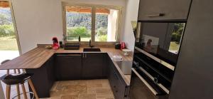 Kuchyňa alebo kuchynka v ubytovaní VILLA L'ESTEREL AVEC PISCINE VUE MER -MANDELIEU 06210- 6 Pers