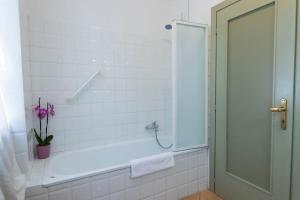 a bathroom with a shower and a bath tub at Vaccaj Home cultura musica e mare a Pesaro by Yohome in Pesaro +30 photos