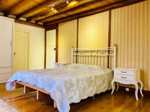sypialnia z dużym łóżkiem i 2 szafkami nocnymi w obiekcie Sobrado dos Polacos w mieście Gramado