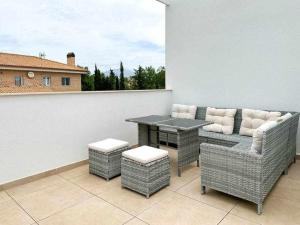 een patio met een bank en een tafel en stoelen bij Nice Nordic Style Villa 8 min from the beach. in El Campello