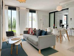 een woonkamer met een bank en een eetkamer bij Nice Nordic Style Villa 8 min from the beach. in El Campello