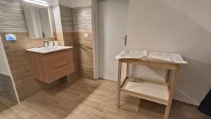 een badkamer met een wastafel en een spiegel bij MAISON VENTIMIGLIA 83 in Catania