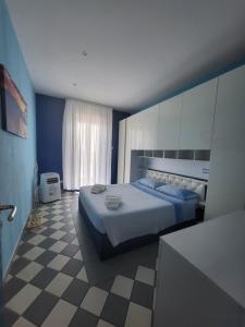 una camera con letto king-size di Tocco di mare a Porto Santo Stefano