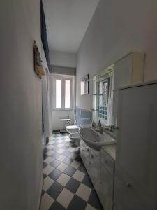 bagno con lavandino e servizi igienici di Tocco di mare a Porto Santo Stefano