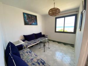 ein Wohnzimmer mit Sofa und Fenster in der Unterkunft B&B restaurant OCÉAN in Briech + 20 Fotos