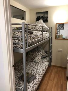 a couple of bunk beds in a room at Apartamento cerca pista de esqui La Molina con piscina y Jardín in La Molina