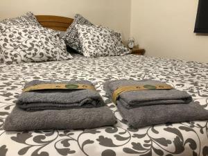 łóżko z ręcznikami i poduszkami na górze w obiekcie Apartamento cerca pista de esqui La Molina con piscina y Jardín w mieście La Molina