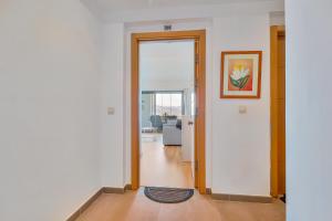 un pasillo con una puerta que conduce a una sala de estar en Calita 109 Mijas Costa - Málaga, en La Cala de Mijas