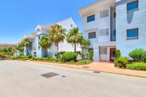 una calle vacía frente a un edificio en Calita 109 Mijas Costa - Málaga, en La Cala de Mijas
