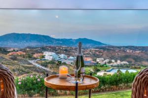 una botella de vino y una vela sobre una mesa en Calita 109 Mijas Costa - Málaga, en La Cala de Mijas