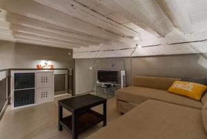 a living room with a couch and a table at Duplex climatisé dans un monument historique in Toulouse