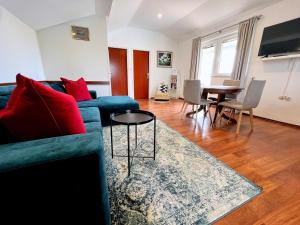 uma sala de estar com um sofá azul e uma mesa em Apartments Muntidor em Rab