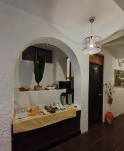 una cocina con una mesa con comida. en Hostal Premier Inn, en Machu Picchu