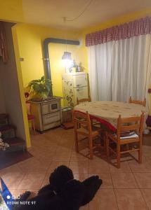 ein Esszimmer mit einem Tisch und Stühlen sowie ein Zimmer mit gelben Wänden in der Unterkunft Home Il Cortiglione in Frascati