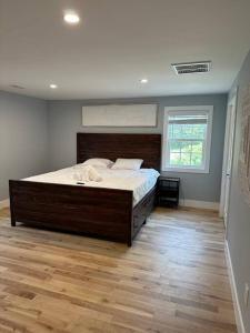1 dormitorio con 1 cama grande en una habitación en LakeAccess 4 Bed 3 Full Bath HOT TUB, en Billerica