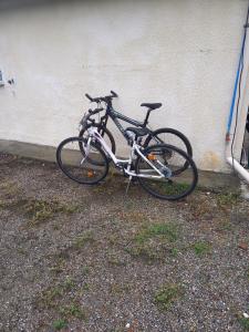 una bicicleta está estacionada junto a una pared en Gites panoramique, en Sainte-Livrade-sur-Lot