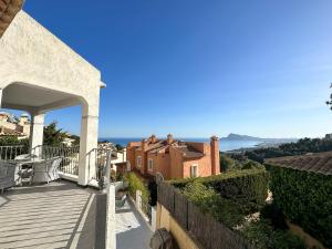 uma vista para o oceano a partir da varanda de uma casa em Casa Blanca em Alicante
