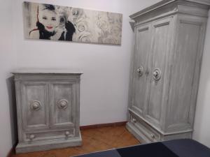 due armadi grigi e un dipinto sul muro di Casa di Teo-WI-FI-Smart TV a Velletri
