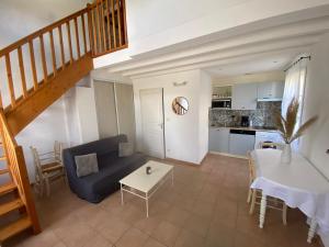 salon z niebieską kanapą i stołem w obiekcie Chez Mathieu w mieście Gallargues-Le-Montueux