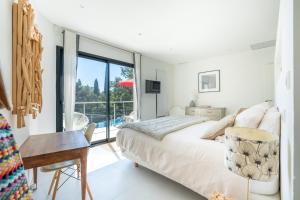 Un pat sau paturi într-o cameră la Villa Seaside avec piscine à 5 min à pied de la plage Saint Clair