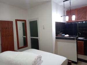 sypialnia z łóżkiem, umywalką i lustrem w obiekcie Didas Villa w mieście Arusza