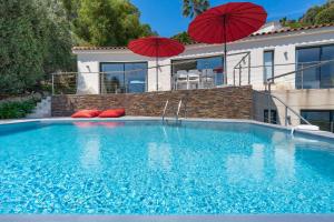 Piscina de la sau aproape de Villa Seaside avec piscine à 5 min à pied de la plage Saint Clair +22 fotografii