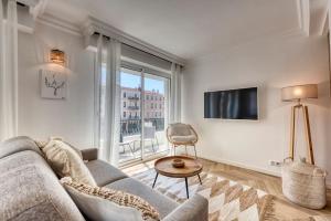 Μια τηλεόραση ή/και κέντρο ψυχαγωγίας στο F2 refait à neuf balcon centre-ville proche plage