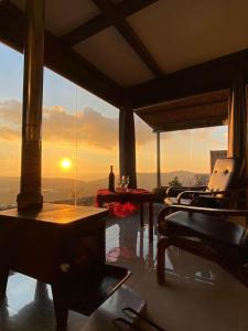 ein Wohnzimmer mit Blick auf den Sonnenuntergang in der Unterkunft בקתה בגלקסיה in Madschdal Schams + 12 Fotos