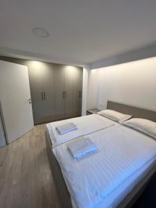 1 dormitorio con 1 cama grande y 2 toallas. en The Nice Apartment, en Domžale