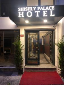 una puerta delantera de un hotel con alfombra roja en Shishly Palace Hotel, en Estambul