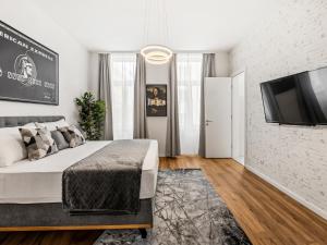 um quarto com uma cama e uma televisão de ecrã plano em SKY9 Apartments District 6 (Mariahilfer Straße) em Viena