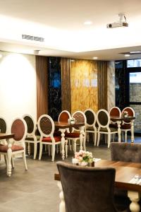 une rangée de chaises et de tables dans une pièce dans l'établissement Mia Berre Hotels, à Istanbul