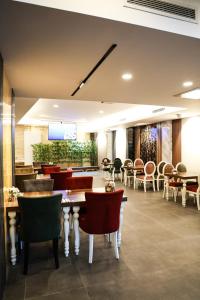 un restaurant avec des tables, des chaises et un écran dans l'établissement Mia Berre Hotels, à Istanbul