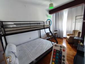 ドゥンブリーアにあるVilla T de Pescadoresの二段ベッドとソファが備わる小さな客室です。