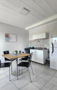 uma cozinha com mesa e cadeiras num quarto em Departamento Plumerillo 2 personas em Paraná